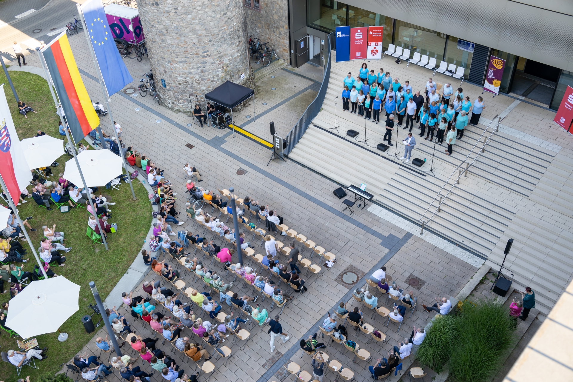 Bild von oben von dem Konzert auf der Treppe des Landratsamtes.
