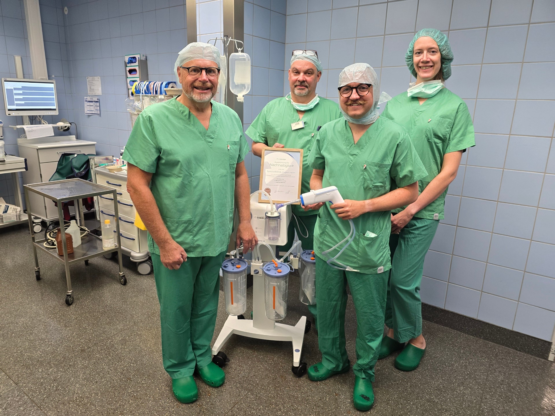 Der Ärztliche Leiter der Kreiskliniken und Chefarzt der Spezialklinik Jugenheim (links) mit OP-Leitung Markus Albig (hinten) sowie Jannik N. Ehlert und Linda Ivanova von UTK Solution. 