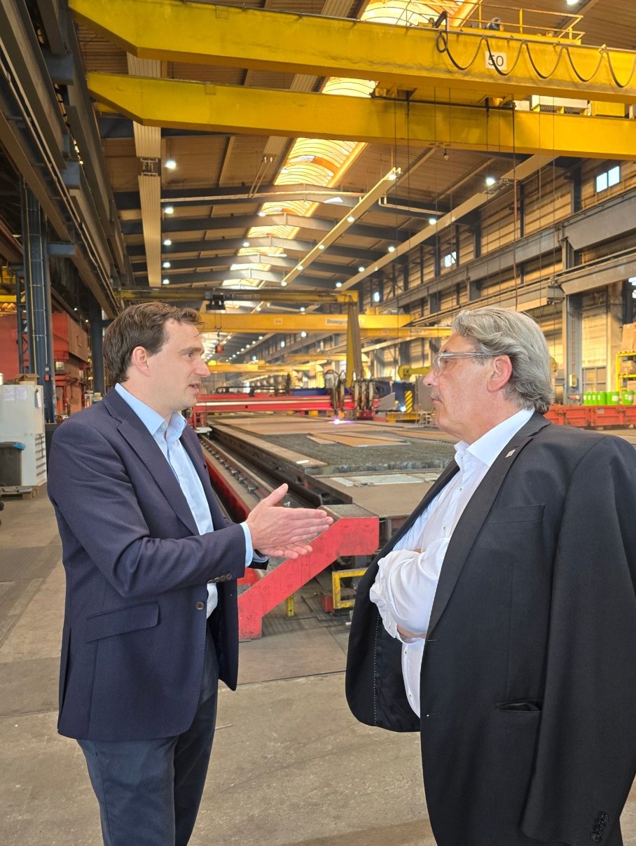 Landrat Klaus Peter Schellhaas im Gespräch mit Dr. Aaron von der Heyden von Donges Steeltec in einer der Produktionshallen.