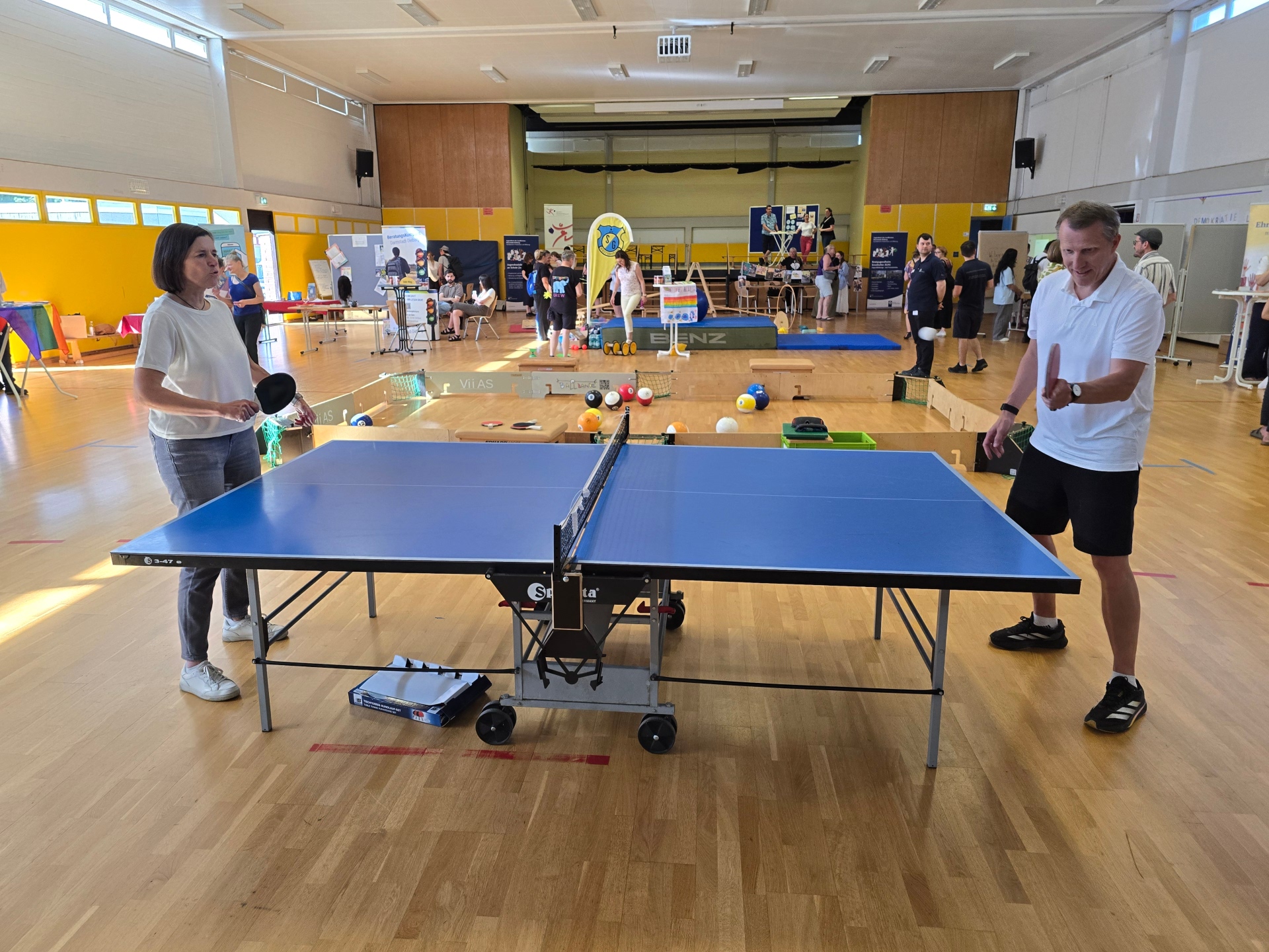 Sozialdezernentin Christel Sprößler spielt Tischtennis gegen Jörg Roßkopf.