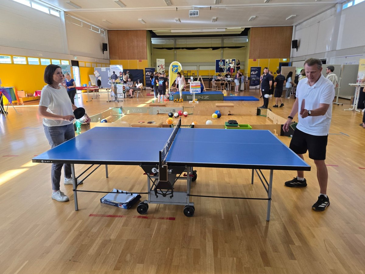 Sozialdezernentin Christel Sprößler spielt Tischtennis gegen Jörg Roßkopf.