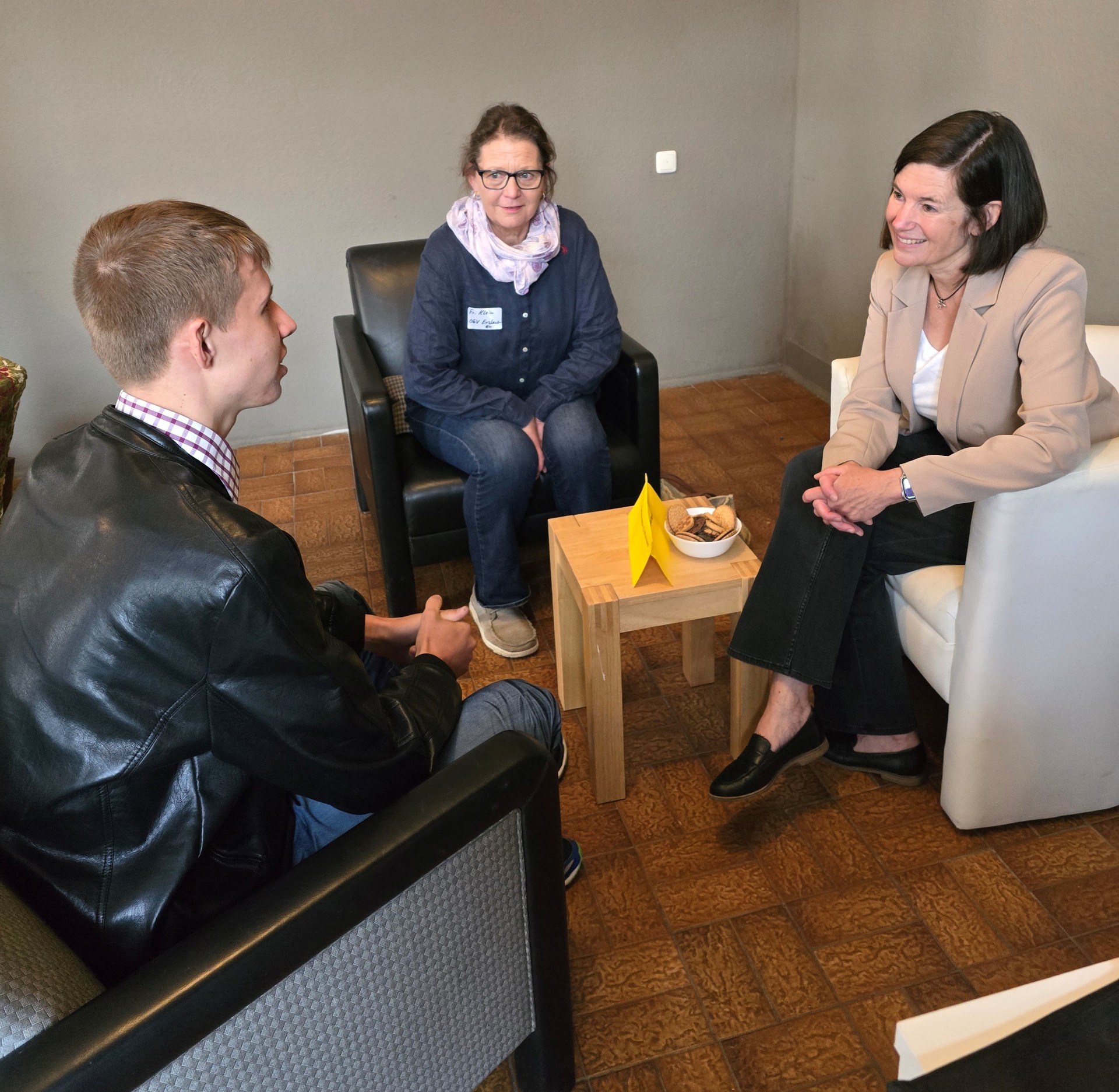 Maksim Varchenko, Teilnehmer am Regionalprojekt, im Gespräch mit Marion Klein vom Obst- und Gartenbauverein Erzhausen und Sozialdezernentin Christel Sprößler.