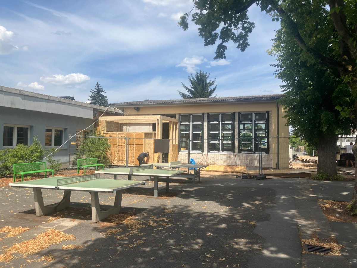 FES Griesheim Blick auf den Schulhof der Friedrich-Ebert-Schule in Griesheim.