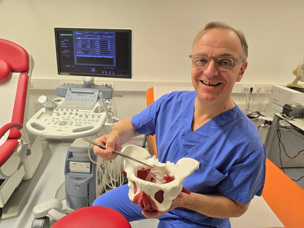 Chefarzt Alexander Ispas zeigt die neue Methode am Modell: Mit einem Faden wird der Beckenboden nach oben gezogen, der Faden dann am Kreuzband befestigt. 