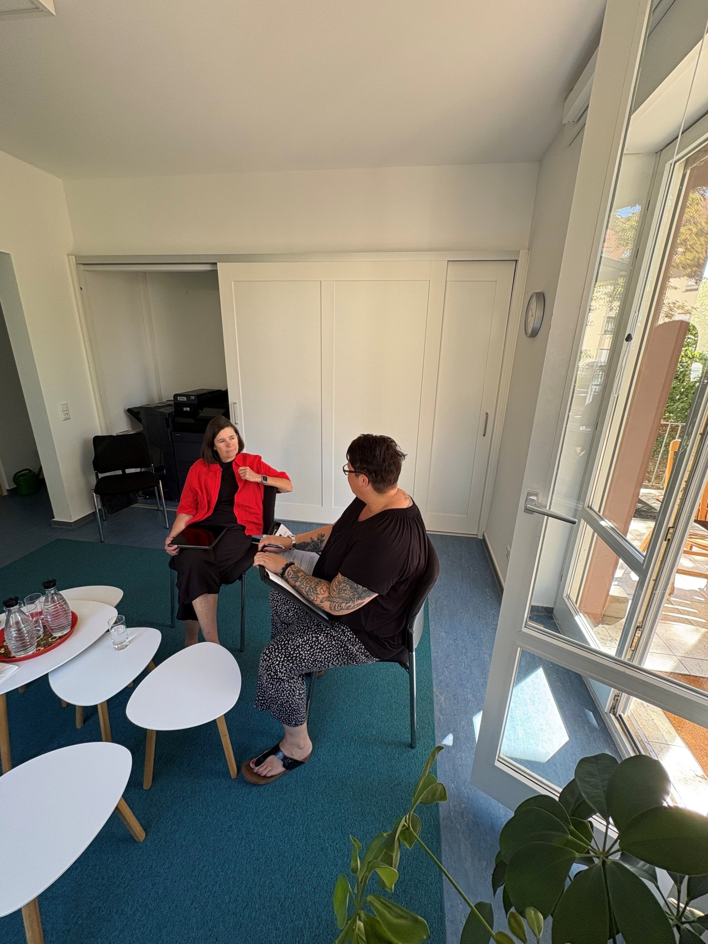 (c) Landkreis Darmstadt-Dieburg Christel Sprößler zu Besuch bei der neuen Sprechstunde des Kinderpflegedienstes, die heute in Pfungstadt ist Christel Sprößler zu Besuch bei der neuen Sprechstunde des Kinderpflegedienstes, die heute in Pfungstadt ist