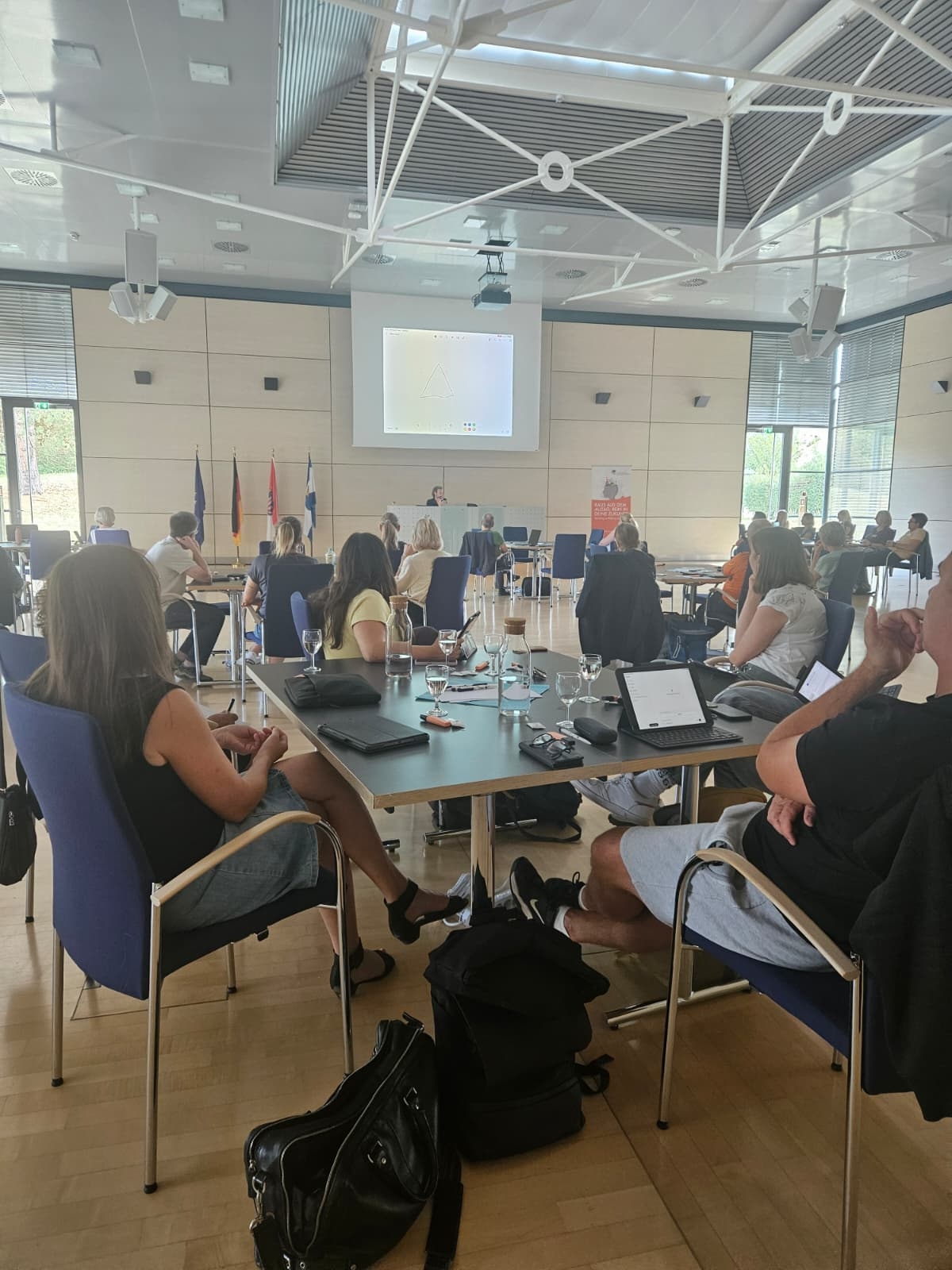 KI Schulen Hessen bringt KI als Pflichtfach in die Schule: Beim „Live Learning mit KI“ des Hessencampus übten rund 50 Lehrkräfte den Umgang mit der Technik.