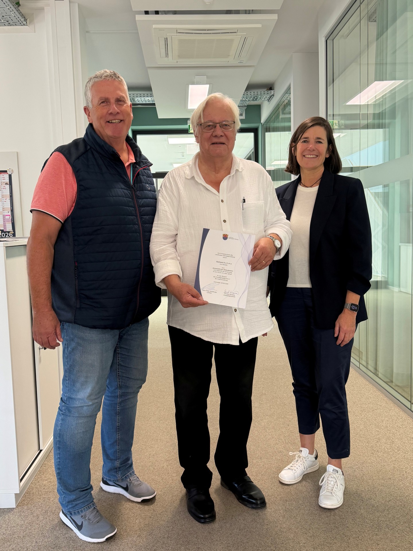 (c) Landkreis Darmstadt-Dieburg Jobcenterleiter Roman Gebhardt, Ombudsmann Gerhard Dahms und Kreisbeigeordnete Christel Sprößler bei der Urkundenübergabe (c) Landkreis Darmstadt-Dieburg Jobcenterleiter Roman Gebhardt, Ombudsmann Gerhard Dahms und Kreisbeigeordnete Christel Sprößler bei der Urkundenübergabe