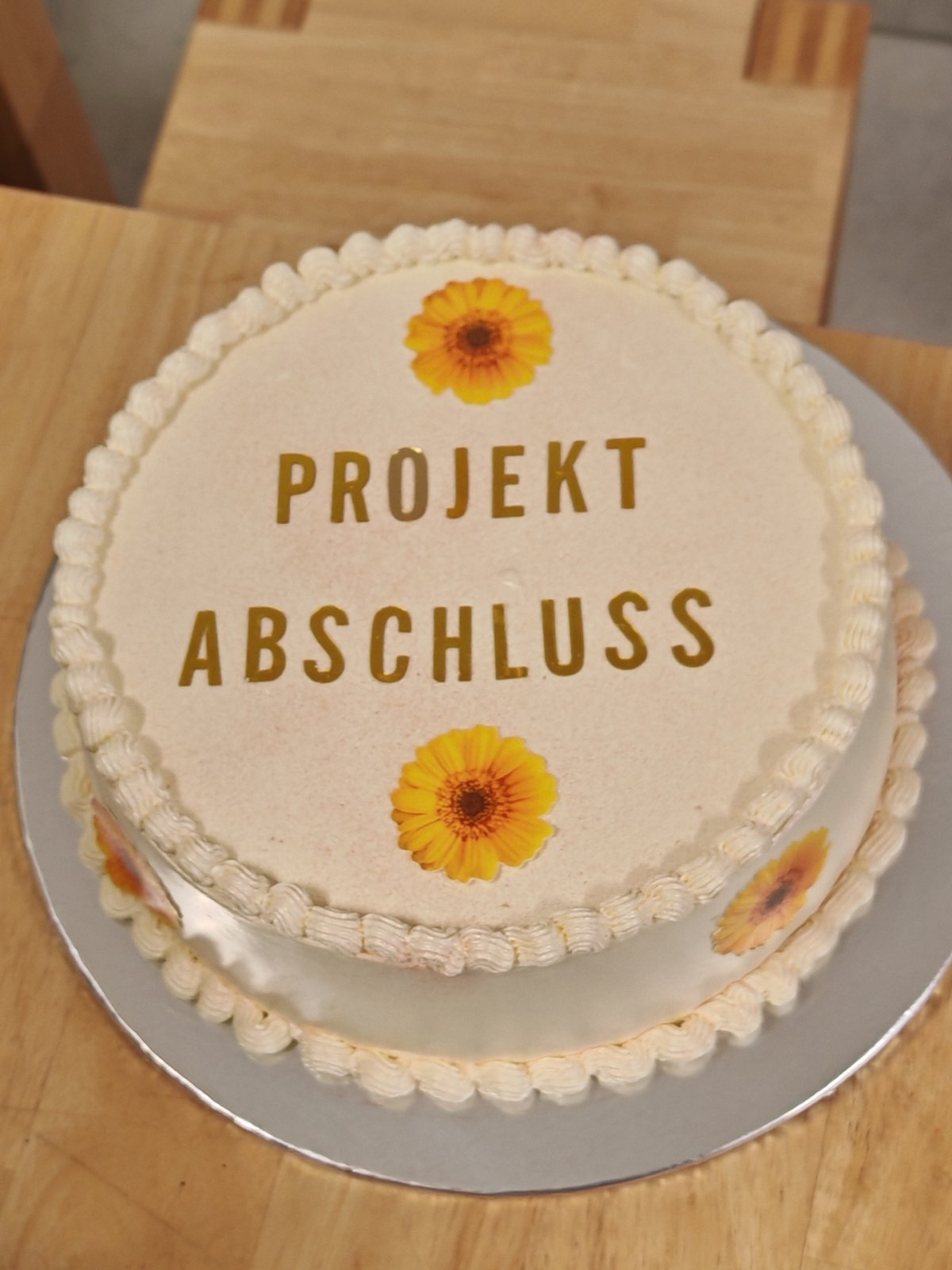 Ein Kuchen mit den Worten "Projekt Abschluss" darauf zur Feier des Abschlusses des Regionalprojekts in Erzhausen.