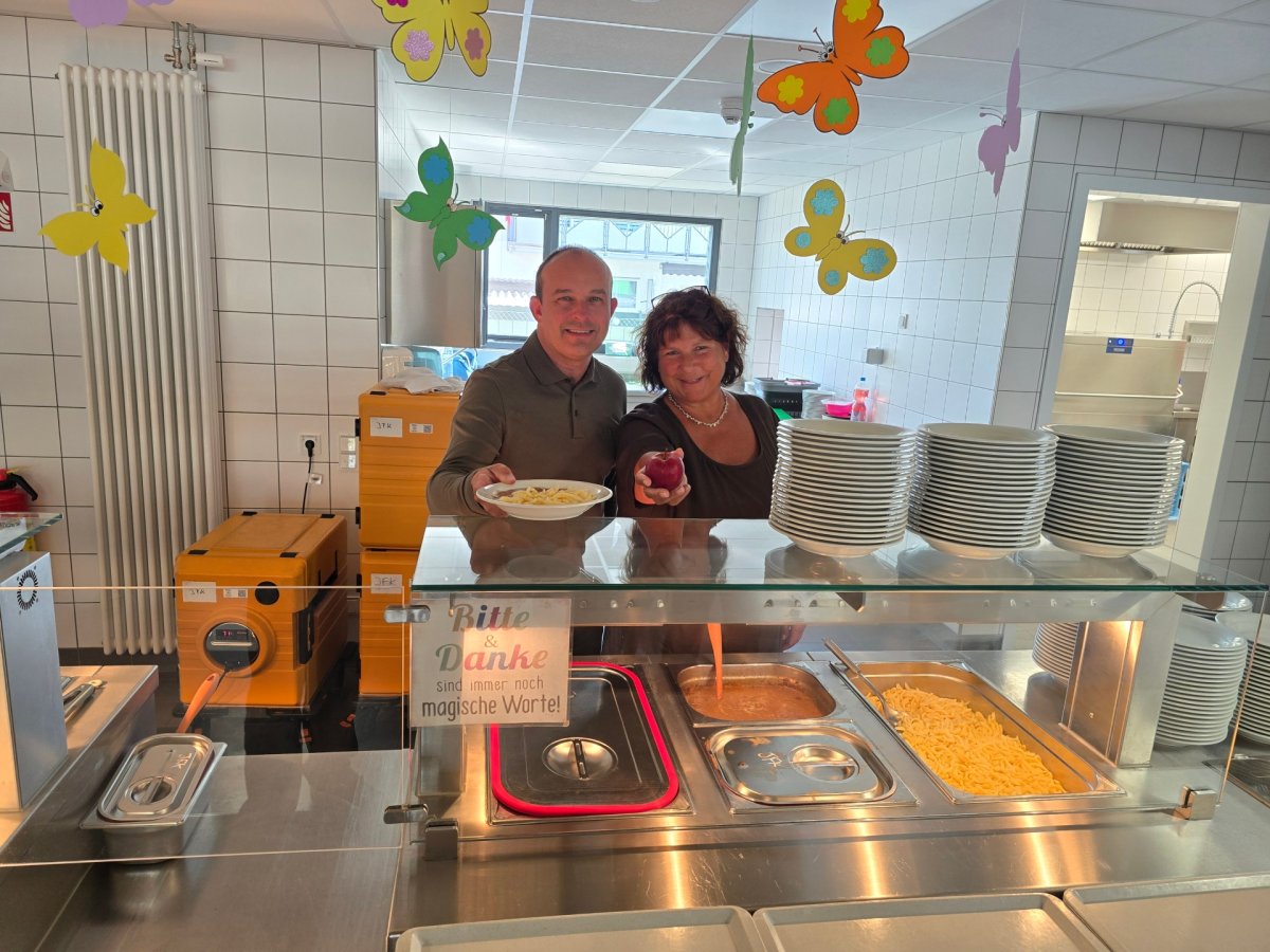 Vize-Landrat und Schuldezernent Lutz Köhler und die Leiterin der John-F.-Kennedy-Schule in Münster, Nicole Sabais, in der Mensa der Schule.