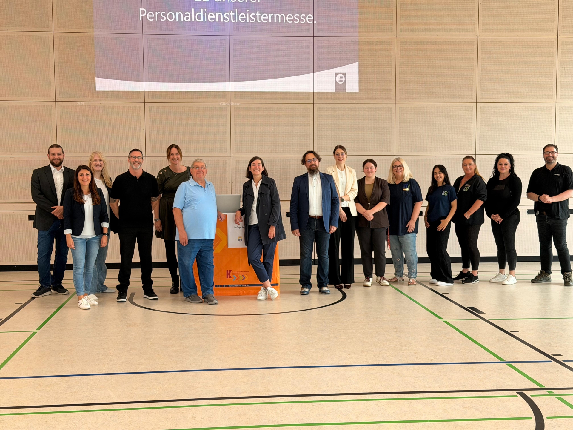 Sozialdezernentin Christel Sprößler (Mitte) bei der Personaldienstleistermesse in Seeheim-Jugenheim.