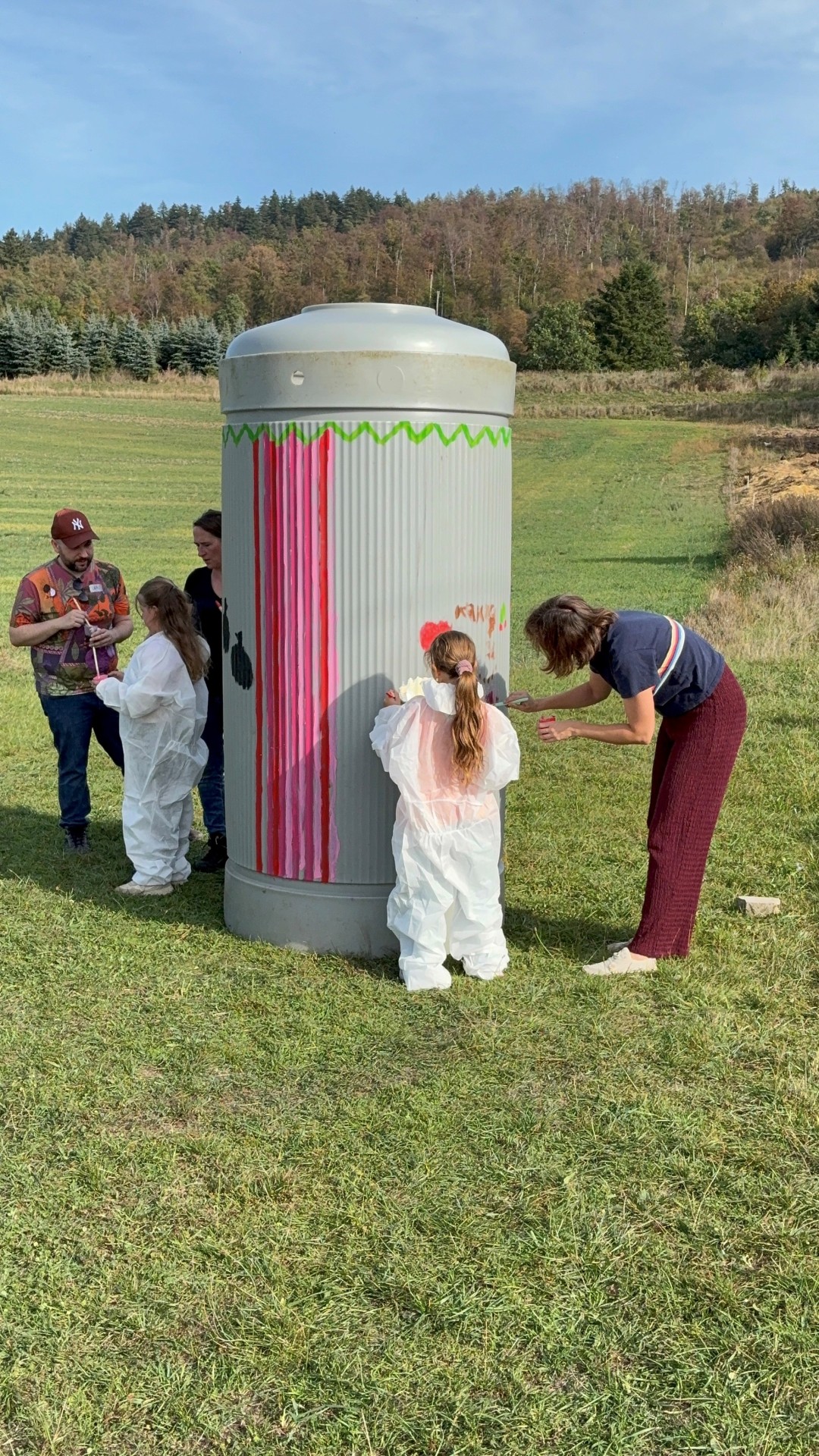 (c) Landkreis Darmstadt-Dieburg: Kinder gestalten ein Fass auf dem Irenenhof in Klein-Bieberau (c) Landkreis Darmstadt-Dieburg: Kinder gestalten ein Fass auf dem Irenenhof in Klein-Bieberau