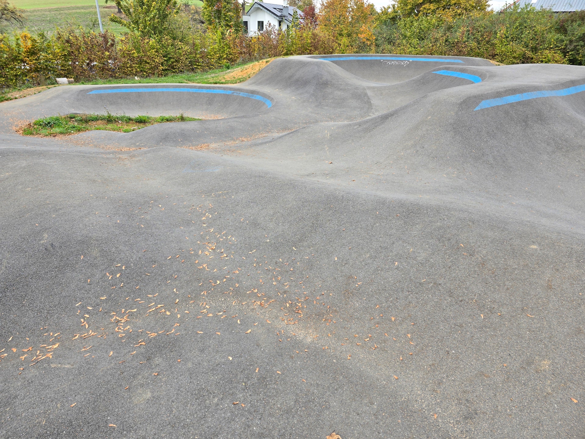 Pumptrack Groß-Bieberau Der Pumptrack mit Asphalt-Wellen