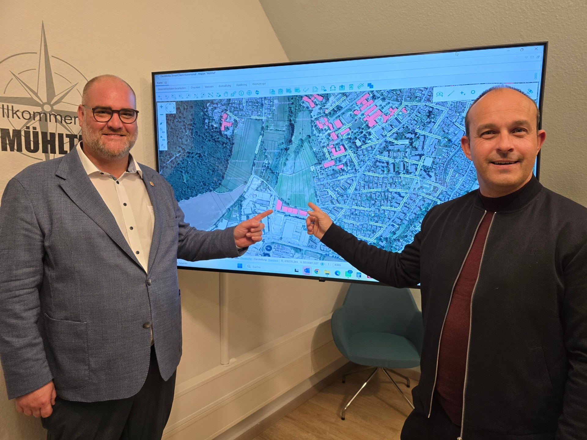 Der Mühltaler Bürgermeister Niels Starke (links) und Vize-Landrat Lutz Köhler zeigen auf der Karte, wo das neue Gymnasium stehen soll.
