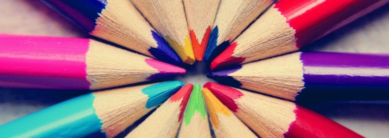 Eine Vielzahl bunter Buntstifte, deren Spitzen sich in der Mitte treffen und einen Kreis bilden. Das Bild symbolisiert die Vielfalt und Einzigartigkeit jedes Kindes und jeder Familie.